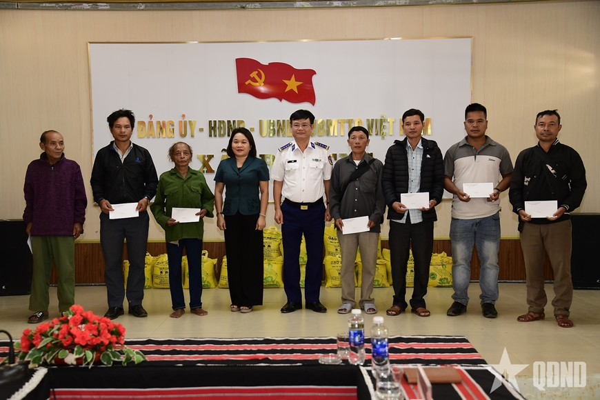 Vùng Cảnh sát biển 2 và Ban Tuyên giáo và Dân vận Thành ủy Đà Nẵng thăm, tặng quà đồng bào vùng lũ lụt